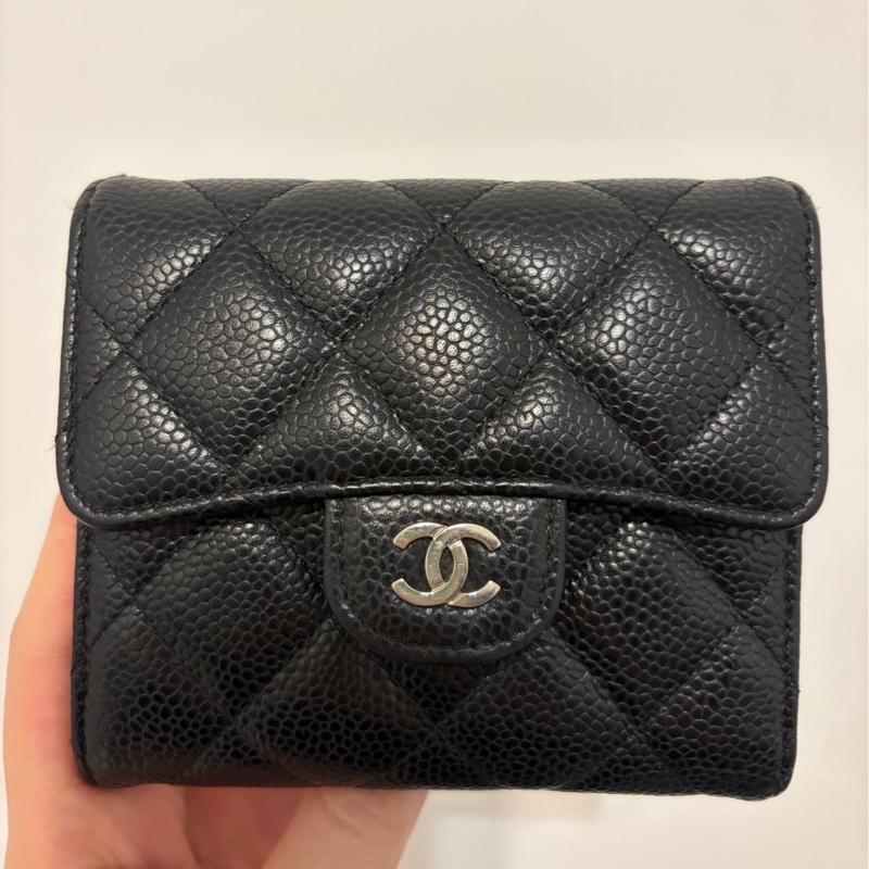 CHANEL 經典荔枝皮銀扣短夾-1