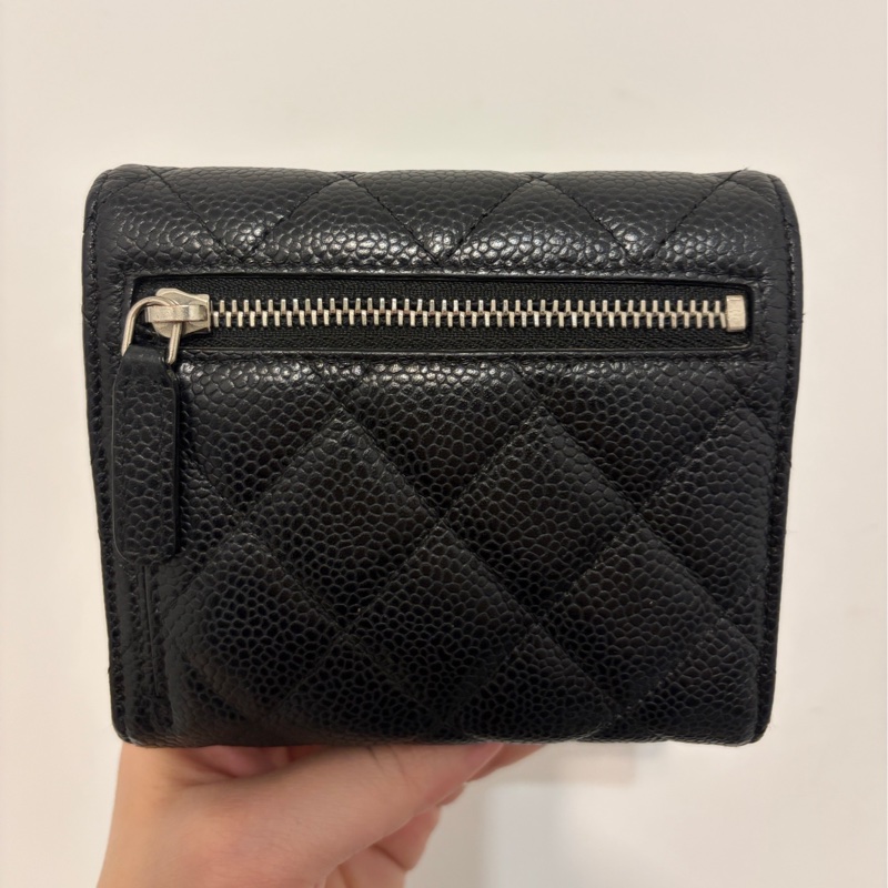 CHANEL 經典荔枝皮銀扣短夾-2