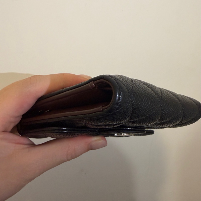 CHANEL 經典荔枝皮銀扣短夾-6