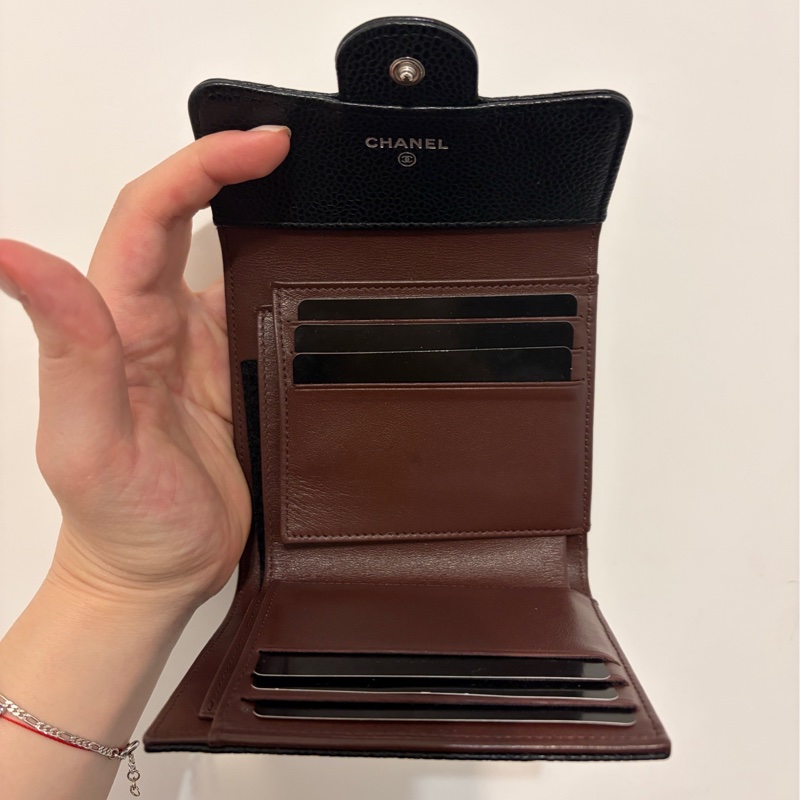 CHANEL 經典荔枝皮銀扣短夾-9