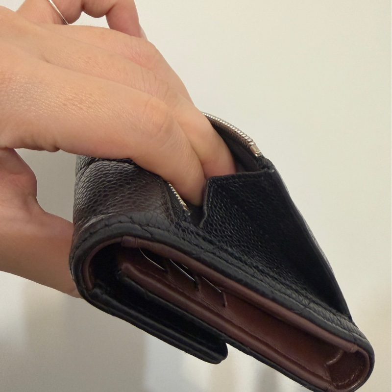 CHANEL 經典荔枝皮銀扣短夾-11