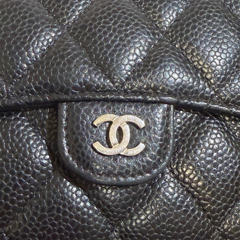 CHANEL 經典荔枝皮銀扣短夾-12