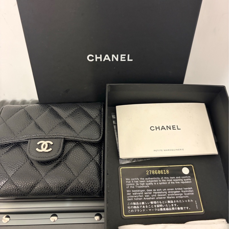 CHANEL 經典荔枝皮銀扣短夾-14