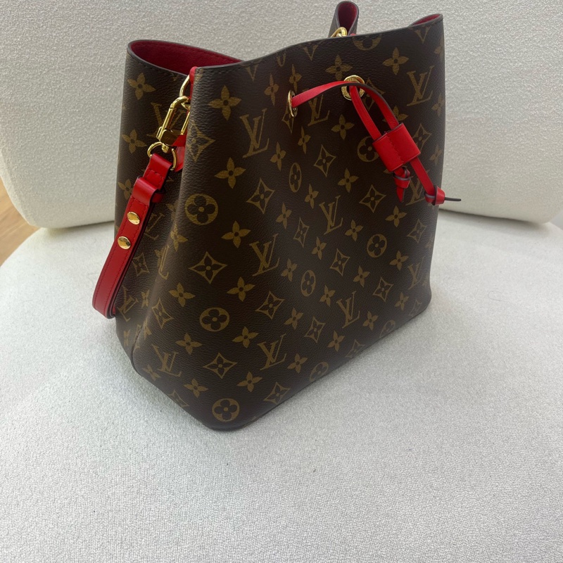 LV路易威登經典老花紅水桶包尺寸26x26x17.5附件:無-2