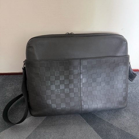 Lv黑棋盤格牛皮拉鍊斜背包