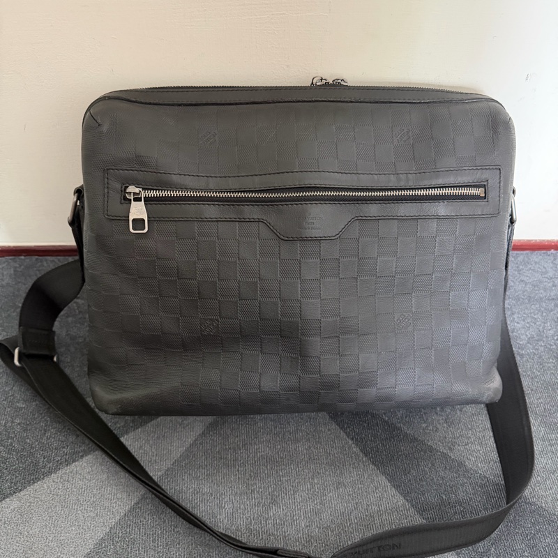 Lv黑棋盤格牛皮拉鍊斜背包-1