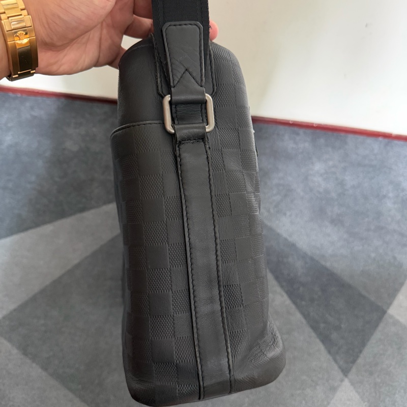 Lv黑棋盤格牛皮拉鍊斜背包-2