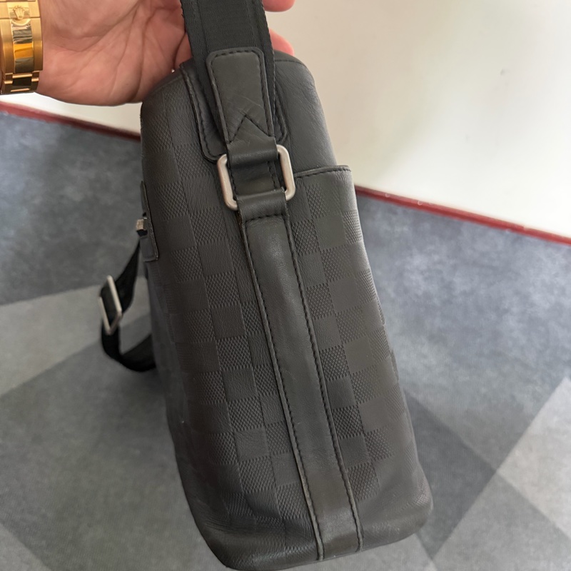Lv黑棋盤格牛皮拉鍊斜背包-3