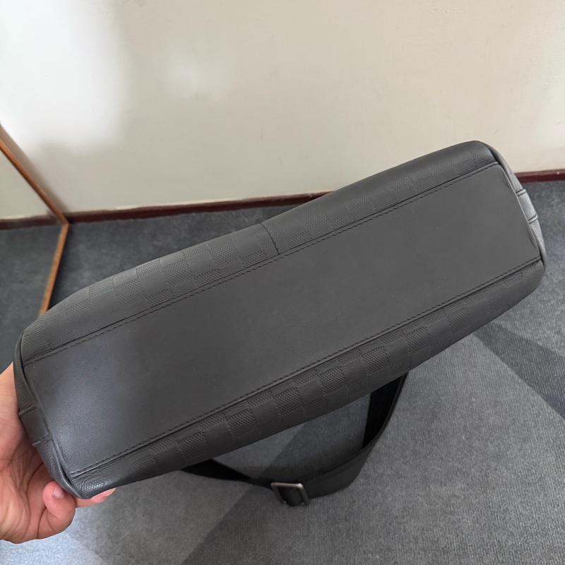 Lv黑棋盤格牛皮拉鍊斜背包-4