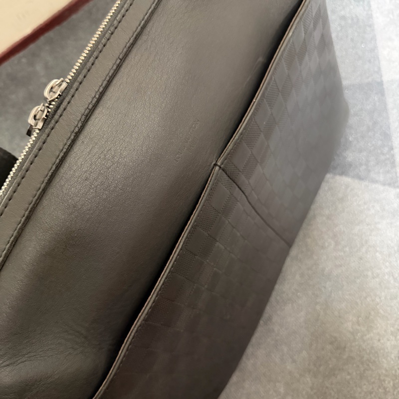 Lv黑棋盤格牛皮拉鍊斜背包-5