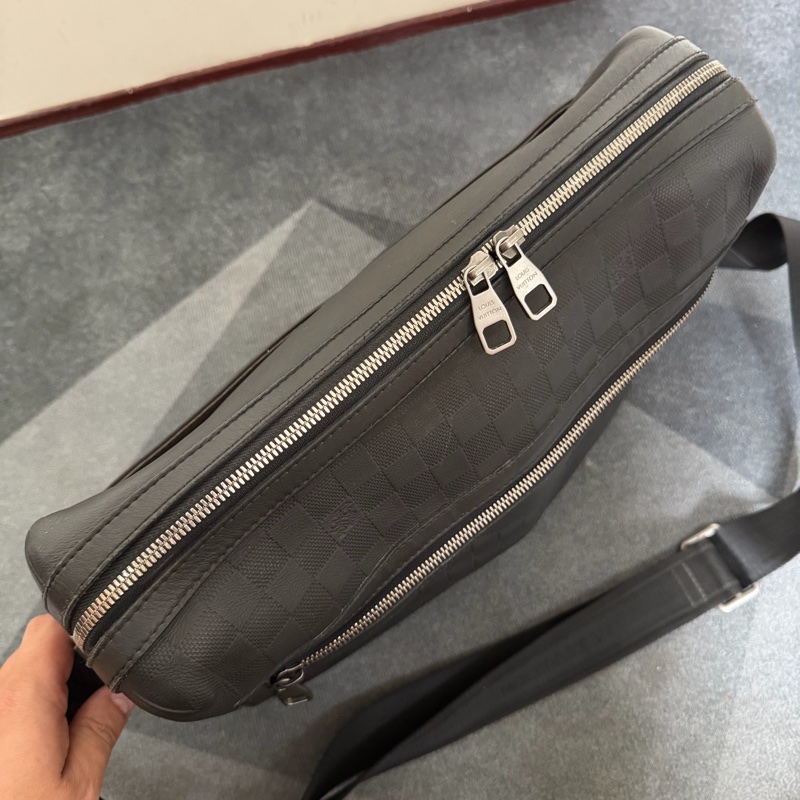 Lv黑棋盤格牛皮拉鍊斜背包-6