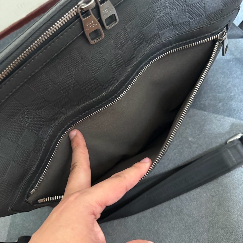 Lv黑棋盤格牛皮拉鍊斜背包-7