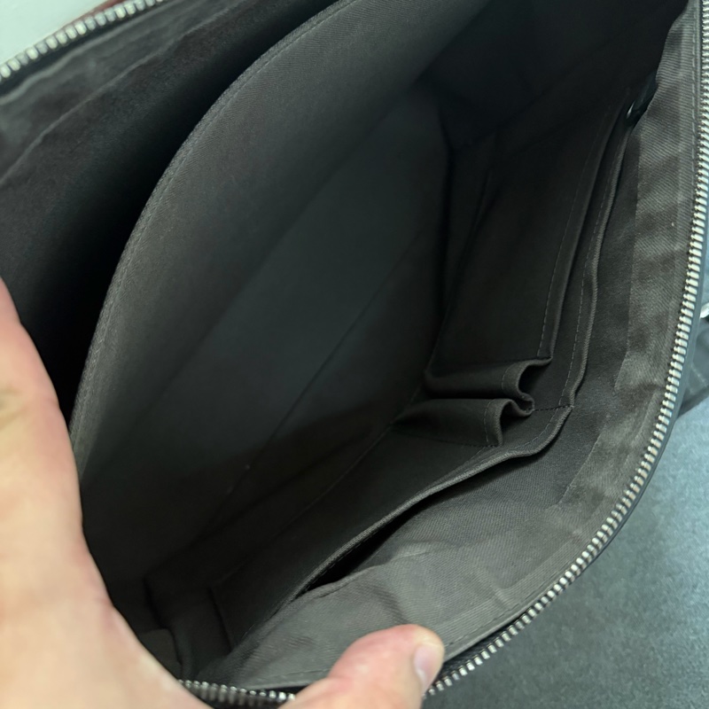 Lv黑棋盤格牛皮拉鍊斜背包-8