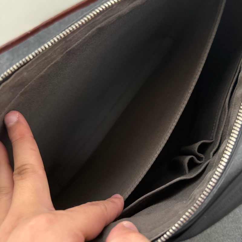 Lv黑棋盤格牛皮拉鍊斜背包-9