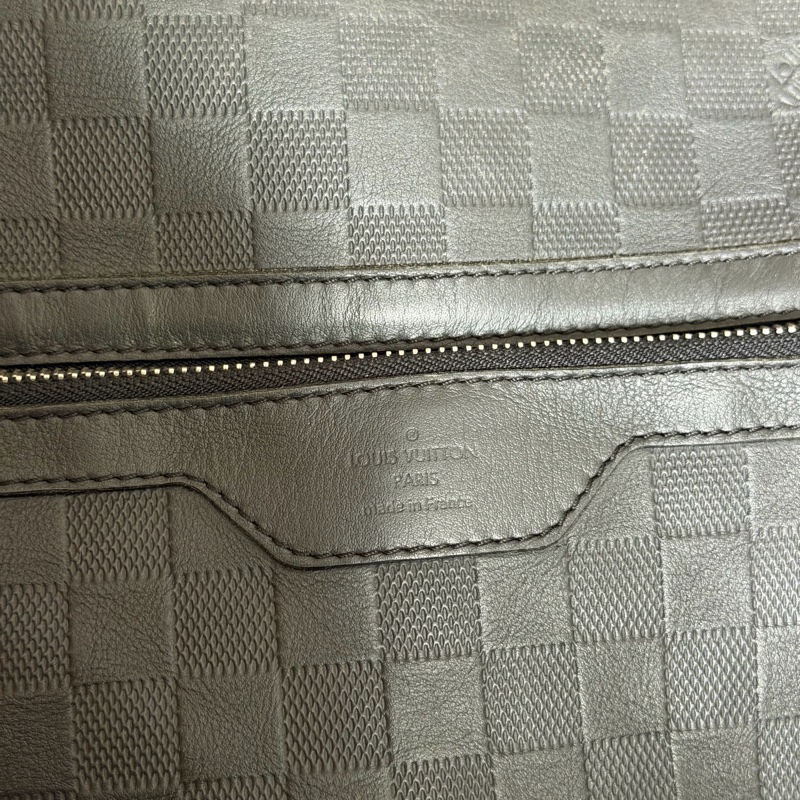 Lv黑棋盤格牛皮拉鍊斜背包-11