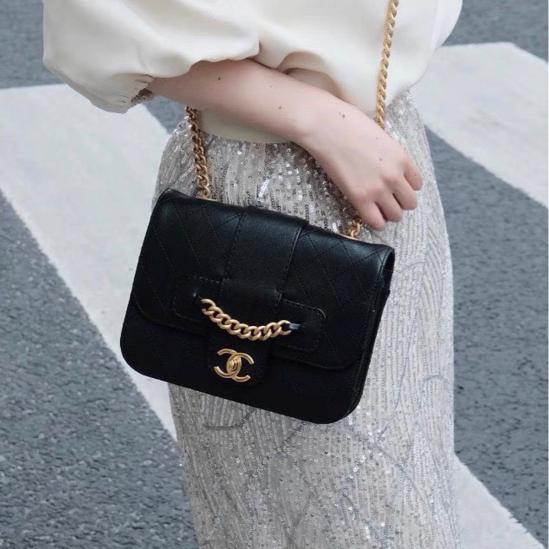【97新 ✨ 全網最低價!】 CHANEL/香奈兒 黑金 graphic chic郵差包 單肩斜挎包 (下單前先詢問庫存❗️)-0