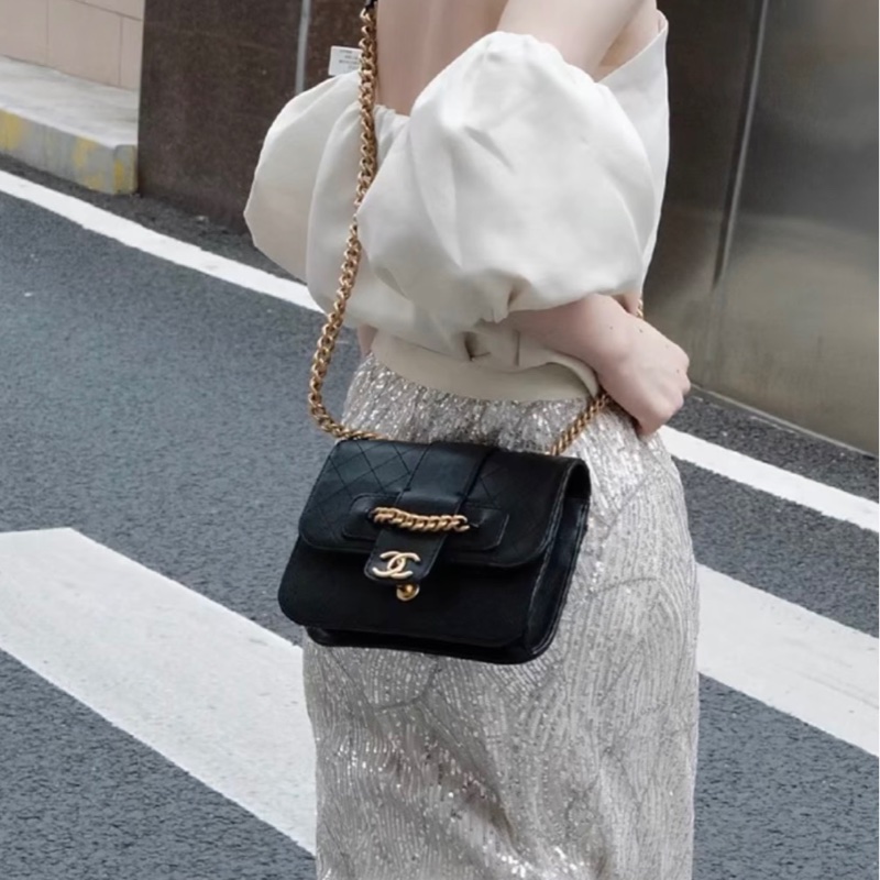 【97新 ✨ 全網最低價!】 CHANEL/香奈兒 黑金 graphic chic郵差包 單肩斜挎包 (下單前先詢問庫存❗️)-1