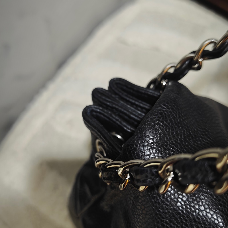 ChanelVintage 黑銀浮雕托特機場包-15