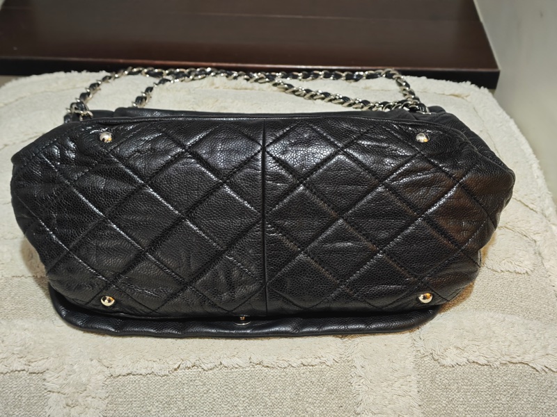 ChanelVintage 黑銀浮雕托特機場包-30