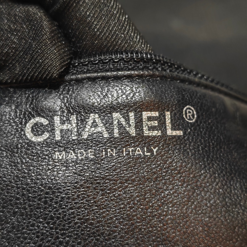 ChanelVintage 黑銀浮雕托特機場包-32