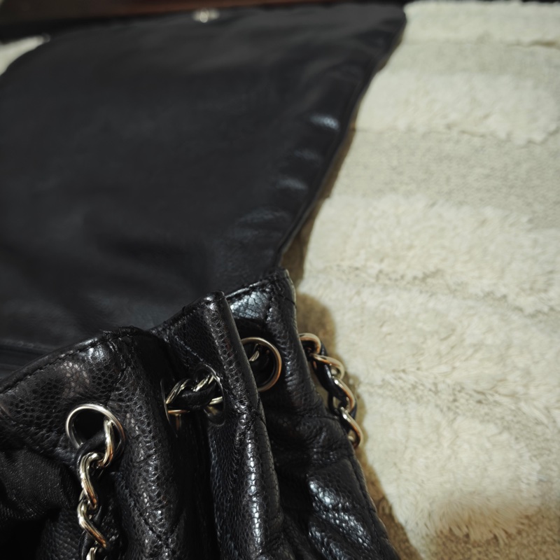 ChanelVintage 黑銀浮雕托特機場包-39