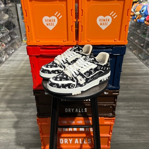 Lv trainer 黑白絲絨 Eu41