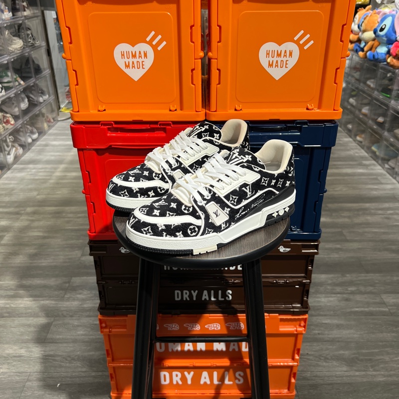 Lv trainer 黑白絲絨 Eu41-0