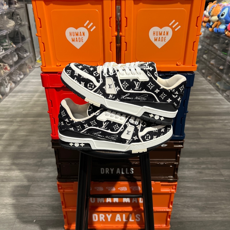 Lv trainer 黑白絲絨 Eu41-1