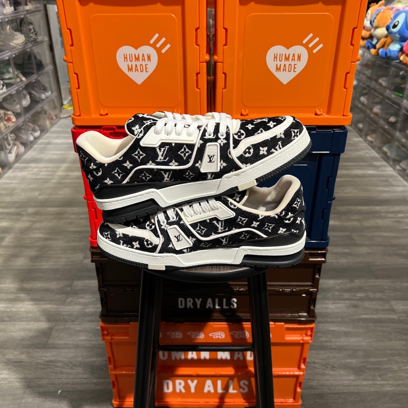 Lv trainer 黑白絲絨 Eu41-2