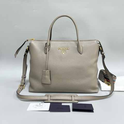 Prada/普拉達 灰色荔枝紋牛皮雙肩帶手提單肩斜挎包/餃子包 尺寸：35*27*17cm