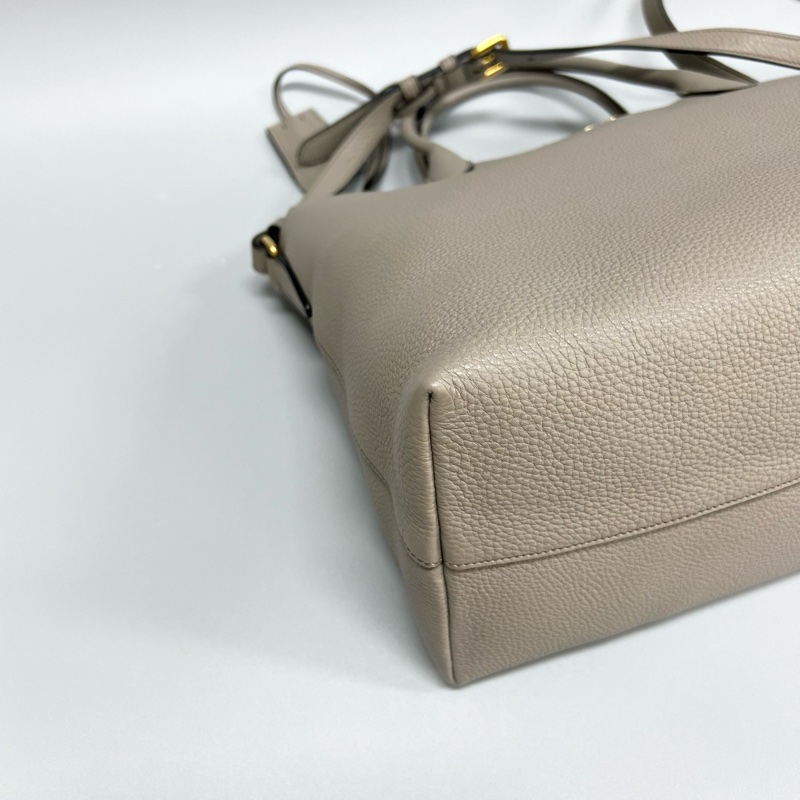 Prada/普拉達 灰色荔枝紋牛皮雙肩帶手提單肩斜挎包/餃子包 尺寸:35*27*17cm-4