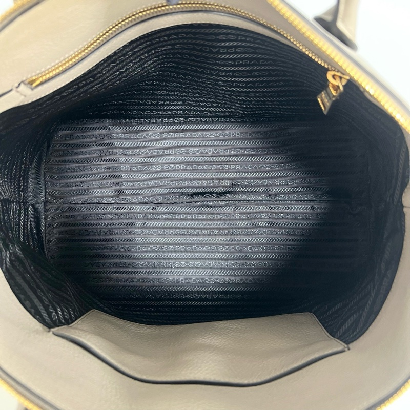 Prada/普拉達 灰色荔枝紋牛皮雙肩帶手提單肩斜挎包/餃子包 尺寸:35*27*17cm-8