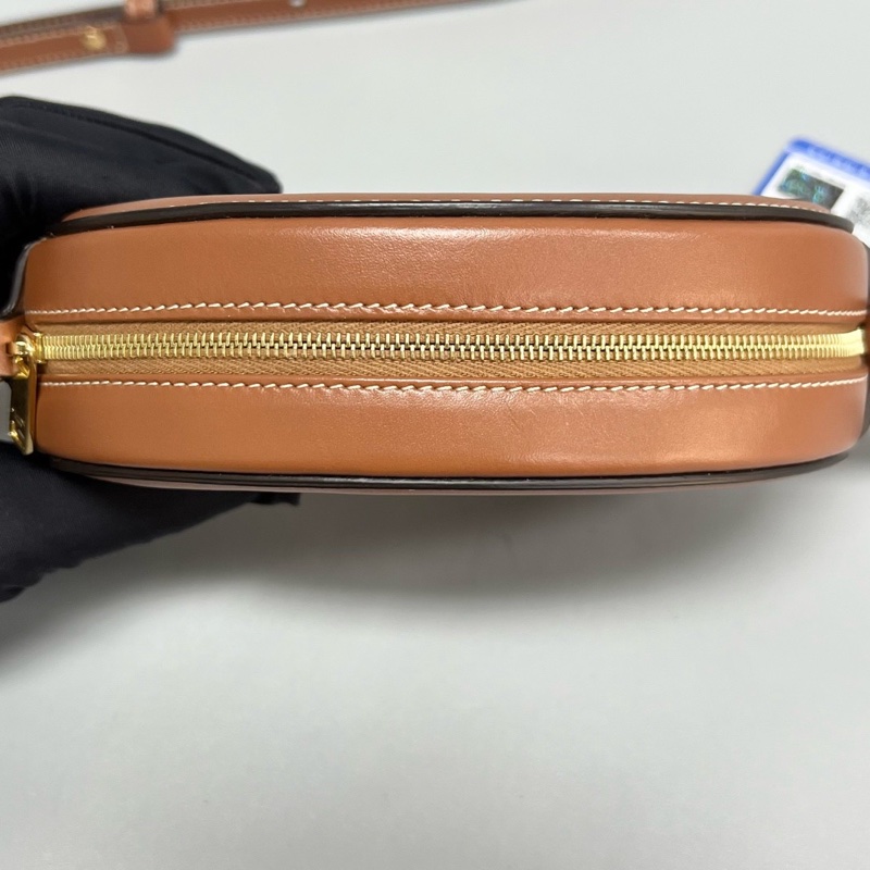 Celine/賽琳 焦糖色全皮凱旋門浮雕mini單肩斜挎月餅包 尺寸15.5*12*-6