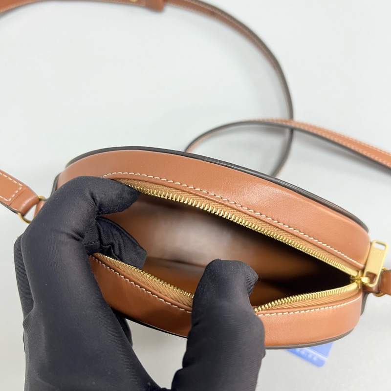 Celine/賽琳 焦糖色全皮凱旋門浮雕mini單肩斜挎月餅包 尺寸15.5*12*-7