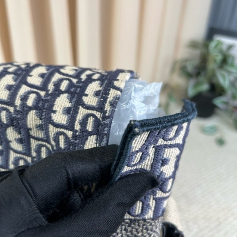 Dior迪奧老花郵差包藍色經典款 帆布材質 男女同款 肩帶可調節 單肩斜挎都行 老花低調又經典 容量大且百搭-15