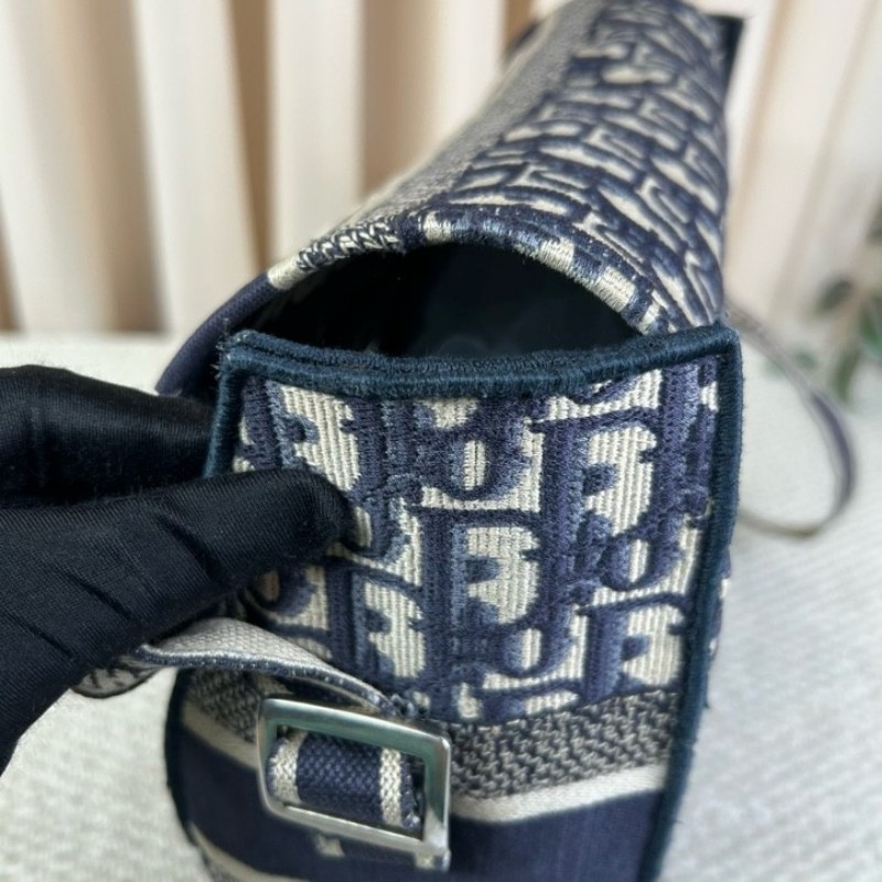 Dior迪奧老花郵差包藍色經典款 帆布材質 男女同款 肩帶可調節 單肩斜挎都行 老花低調又經典 容量大且百搭-16