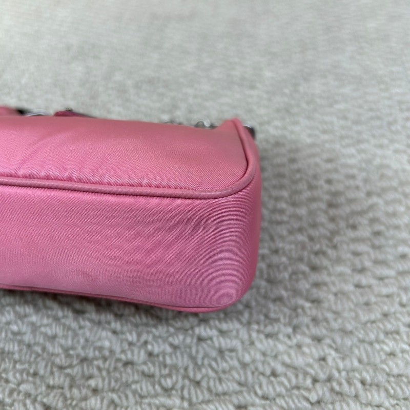 普拉達Prada迷你尼龍hobo粉紅色 顏色太嫩了 粉紅色太適合春夏 材質耐造 含肩帶可斜挎可單肩可手提-7