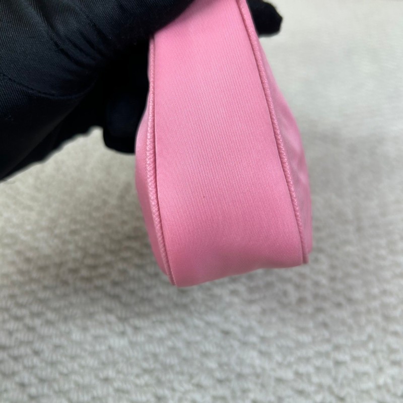 普拉達Prada迷你尼龍hobo粉紅色 顏色太嫩了 粉紅色太適合春夏 材質耐造 含肩帶可斜挎可單肩可手提-9