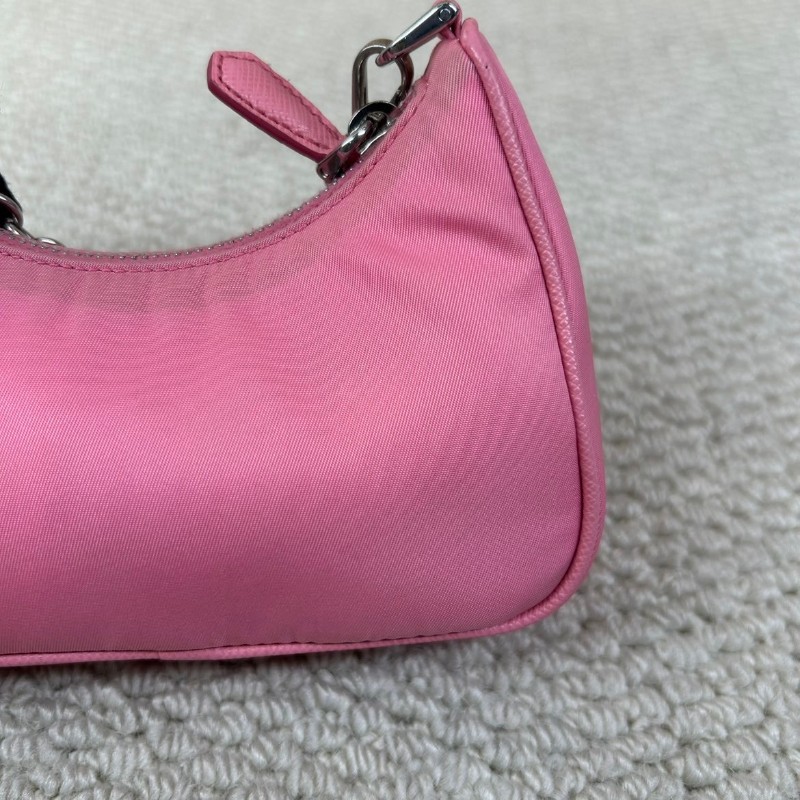 普拉達Prada迷你尼龍hobo粉紅色 顏色太嫩了 粉紅色太適合春夏 材質耐造 含肩帶可斜挎可單肩可手提-10