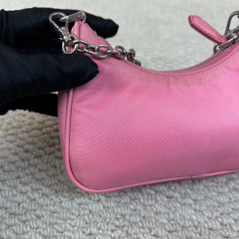 普拉達Prada迷你尼龍hobo粉紅色 顏色太嫩了 粉紅色太適合春夏 材質耐造 含肩帶可斜挎可單肩可手提-11