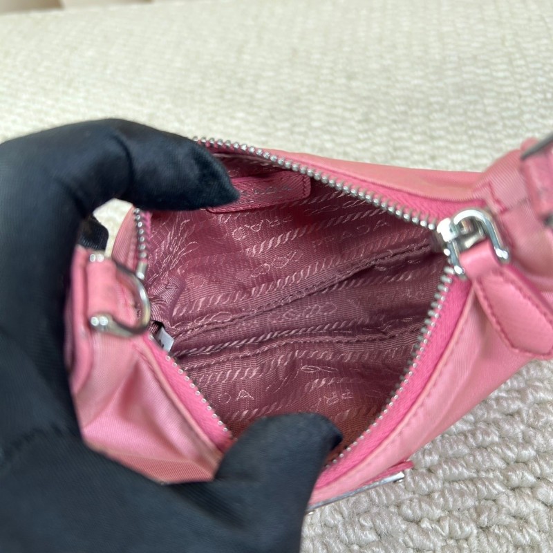 普拉達Prada迷你尼龍hobo粉紅色 顏色太嫩了 粉紅色太適合春夏 材質耐造 含肩帶可斜挎可單肩可手提-12