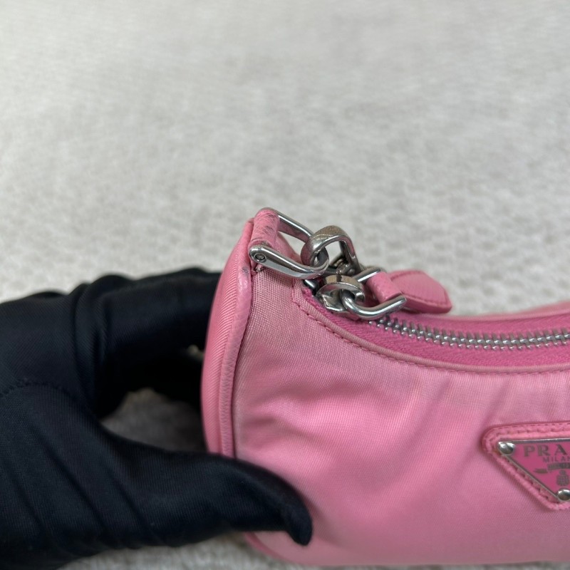 普拉達Prada迷你尼龍hobo粉紅色 顏色太嫩了 粉紅色太適合春夏 材質耐造 含肩帶可斜挎可單肩可手提-14