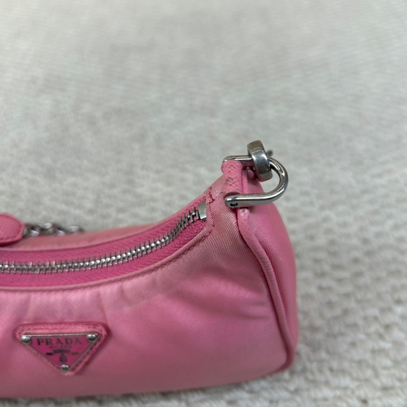 普拉達Prada迷你尼龍hobo粉紅色 顏色太嫩了 粉紅色太適合春夏 材質耐造 含肩帶可斜挎可單肩可手提-16