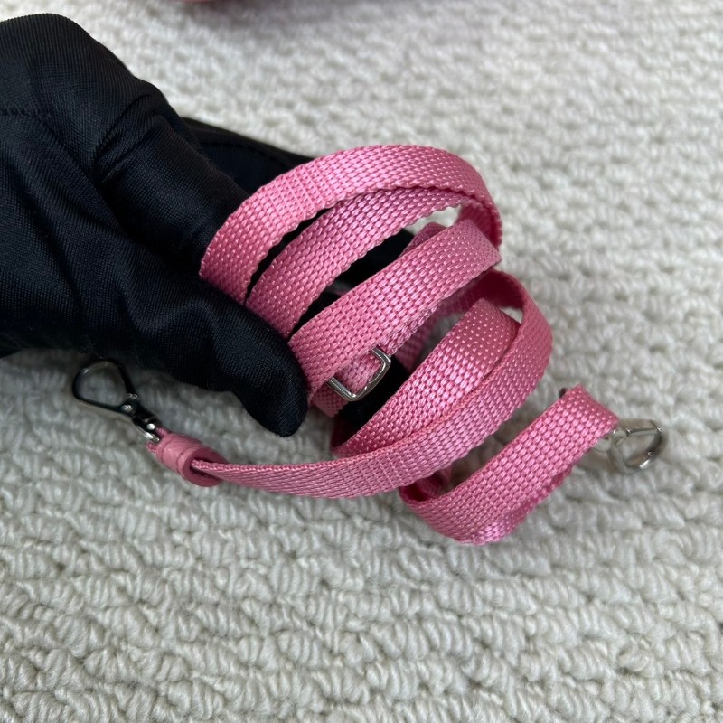 普拉達Prada迷你尼龍hobo粉紅色 顏色太嫩了 粉紅色太適合春夏 材質耐造 含肩帶可斜挎可單肩可手提-19