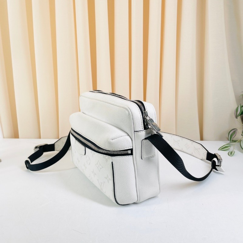 專櫃價2.7折！LV路易威登  Outdoor白色老花郵差包 戶外系列Taiga牛皮拼塗層帆布 帶雙拉鏈設計 男女都能背-1