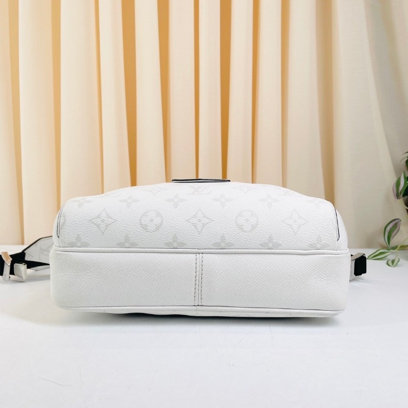 專櫃價2.7折！LV路易威登  Outdoor白色老花郵差包 戶外系列Taiga牛皮拼塗層帆布 帶雙拉鏈設計 男女都能背-3