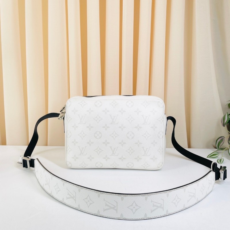 專櫃價2.7折！LV路易威登  Outdoor白色老花郵差包 戶外系列Taiga牛皮拼塗層帆布 帶雙拉鏈設計 男女都能背-6