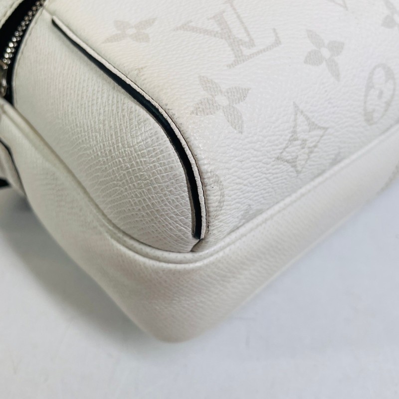 專櫃價2.7折！LV路易威登  Outdoor白色老花郵差包 戶外系列Taiga牛皮拼塗層帆布 帶雙拉鏈設計 男女都能背-7