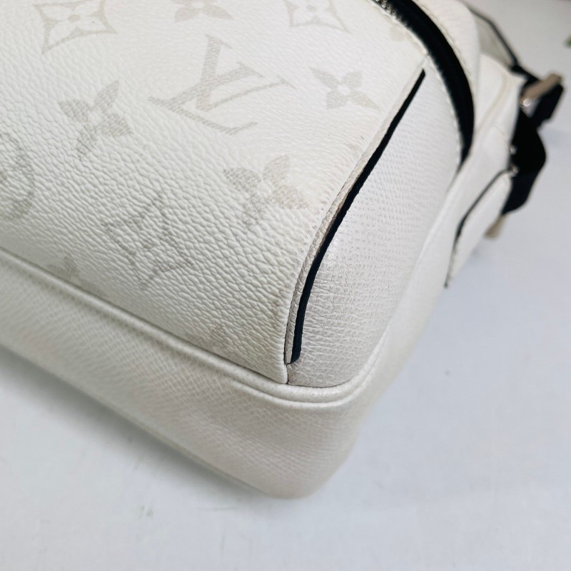 專櫃價2.7折！LV路易威登  Outdoor白色老花郵差包 戶外系列Taiga牛皮拼塗層帆布 帶雙拉鏈設計 男女都能背-8