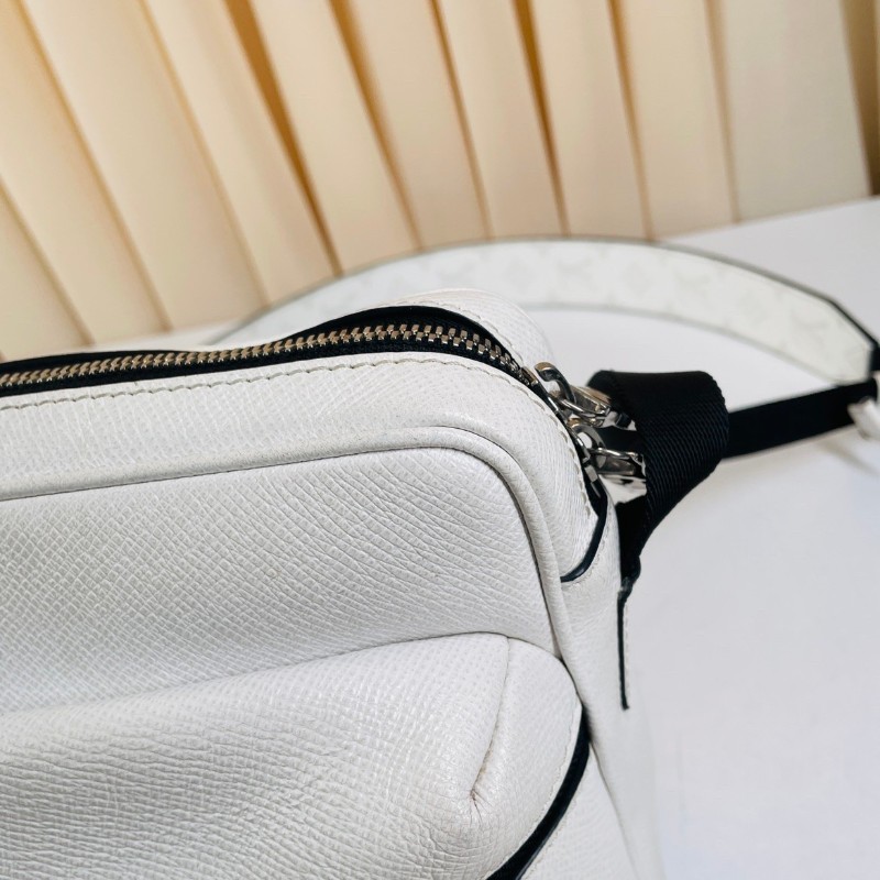 專櫃價2.7折！LV路易威登  Outdoor白色老花郵差包 戶外系列Taiga牛皮拼塗層帆布 帶雙拉鏈設計 男女都能背-10